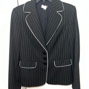 Classic, flattering, fitted blazer from Nordstrom. like new condition!